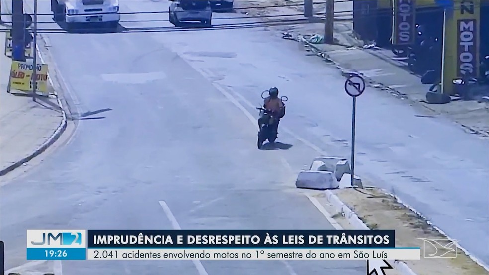 Homem flagrado fazendo retorno proibido na Forquilha — Foto: Reprodução/TV Mirante