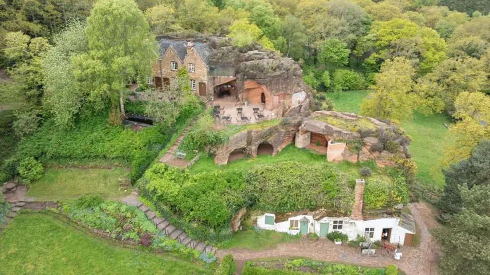 Casas de pedra se estendem por três níveis em Kinver Edge — Foto: National Trust