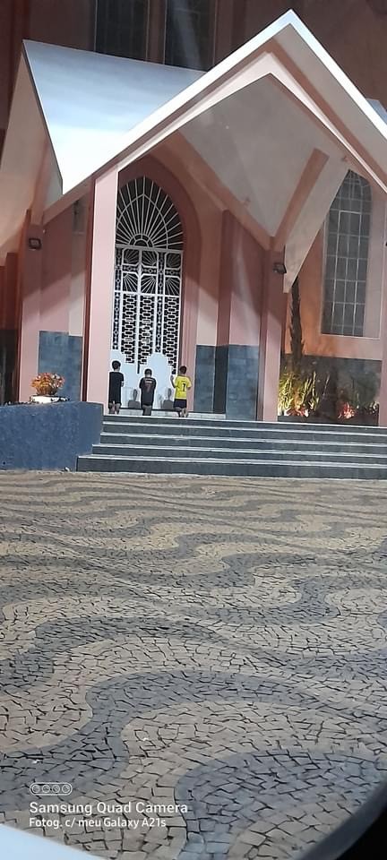 Fotos de crianças rezando em igreja de Bálsamo viralizam nas redes sociais