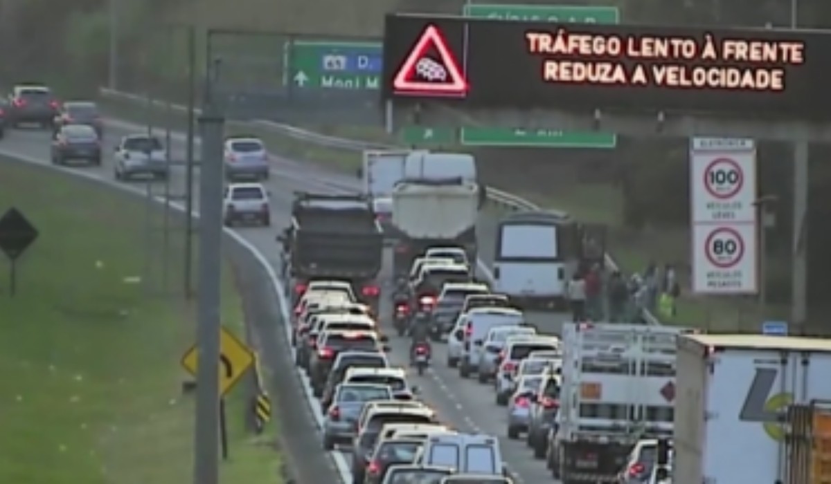 Micro-ônibus perde rodas traseiras durante trajeto no Anel Viário de Valinhos e causa lentidão