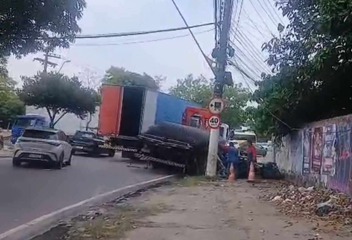 Acidente com carretas bloqueia totalmente Avenida Ephigênio Salles na tarde desta quinta em Manaus