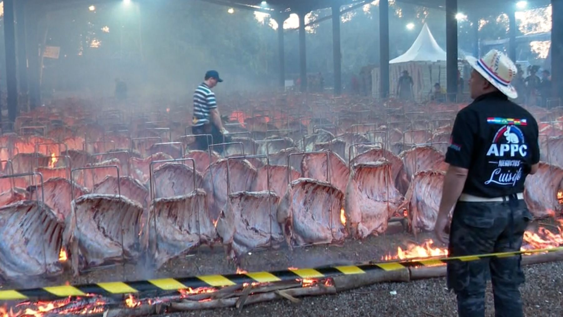 600 costelas, 17 toneladas de carne: maior churrasco de fogo de chão do mundo é realizado no Paraná pelo Dia do Trabalhador