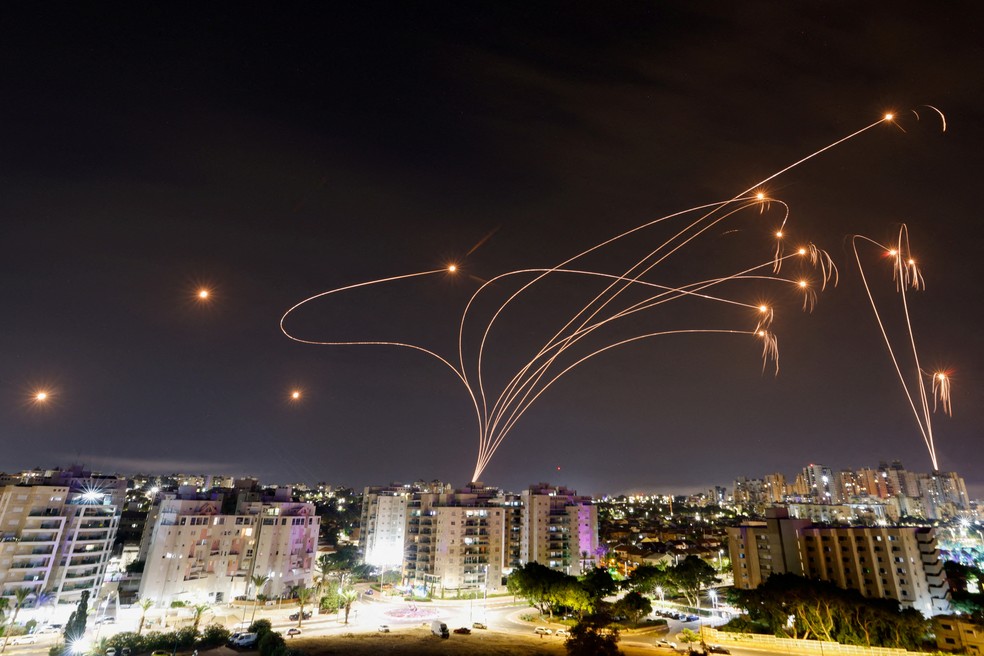 Domo de Ferro intercepta foguetes inimigos sob cidade israelense, em 9 de outubro de 2023 — Foto: REUTERS/Amir Cohen