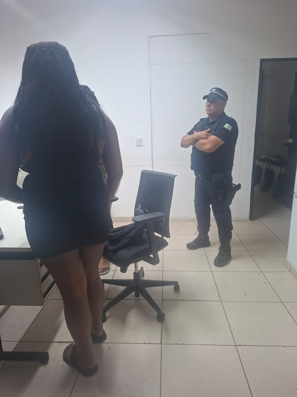 Mulher é presa por deixar filho autista sozinho em Valinhos; guardas encontraram droga na casa