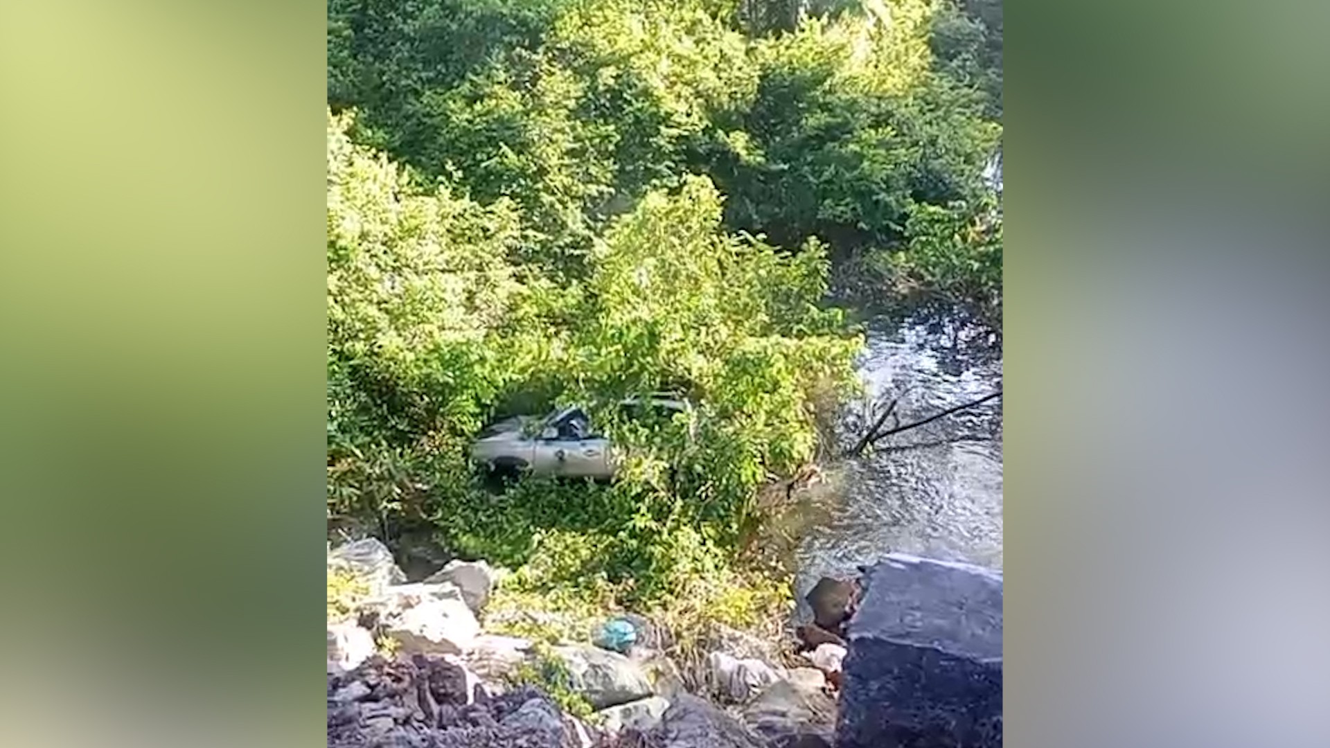 VÍDEO: Carro cai às margens de córrego na Estrada da Raposa, na Grande São Luís