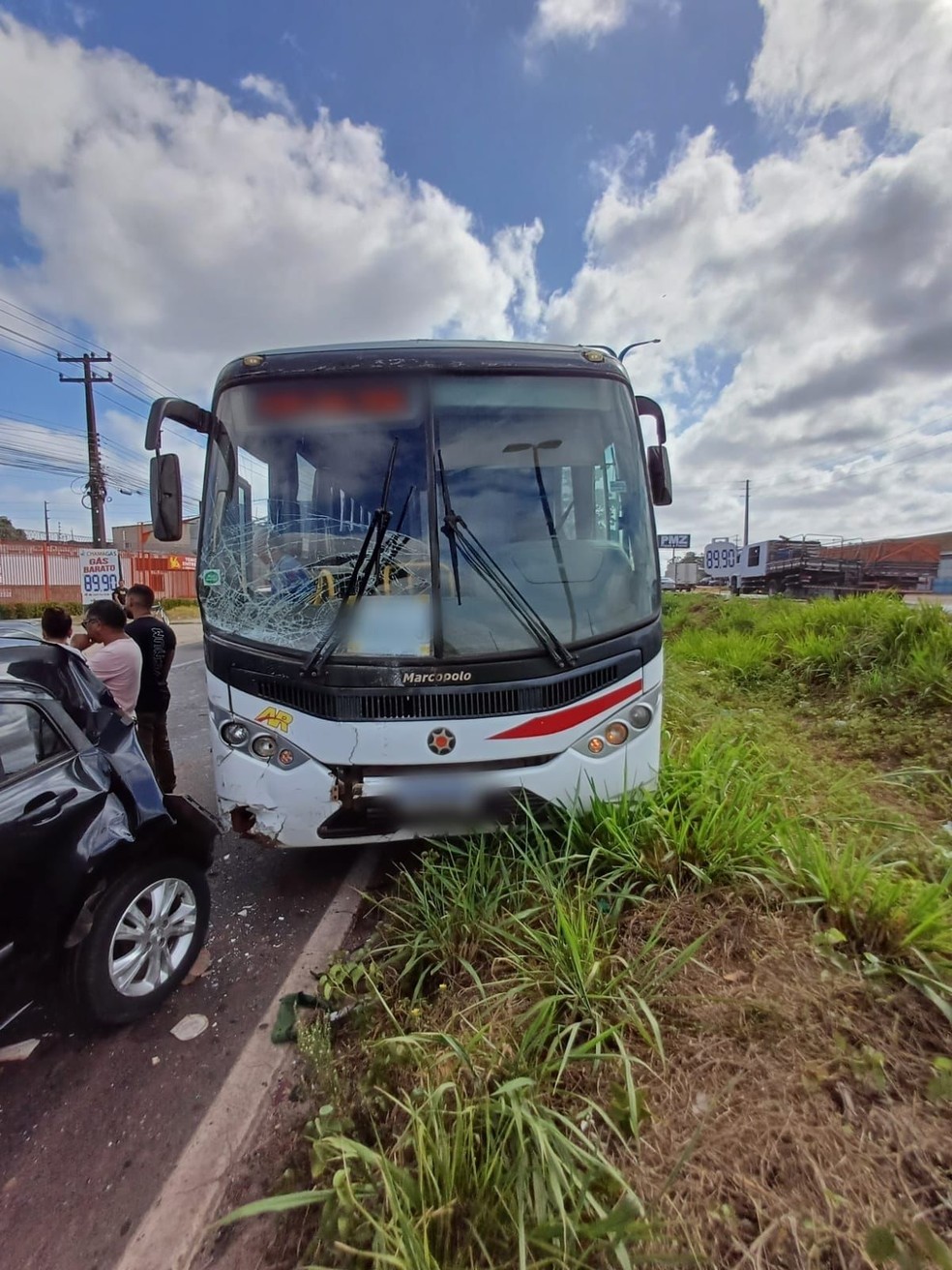 Cinco veículos se envolvem em engavetamento na BR-135; passageiros sofrem ferimentos leves — Foto: Divulgação/ PRF