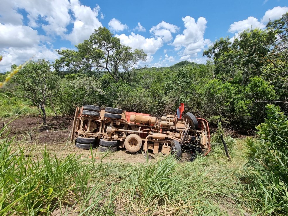 Caminhão tomba na MG-429, em Lagoa da Prata — Foto: Corpo de Bombeiros/Divulgação