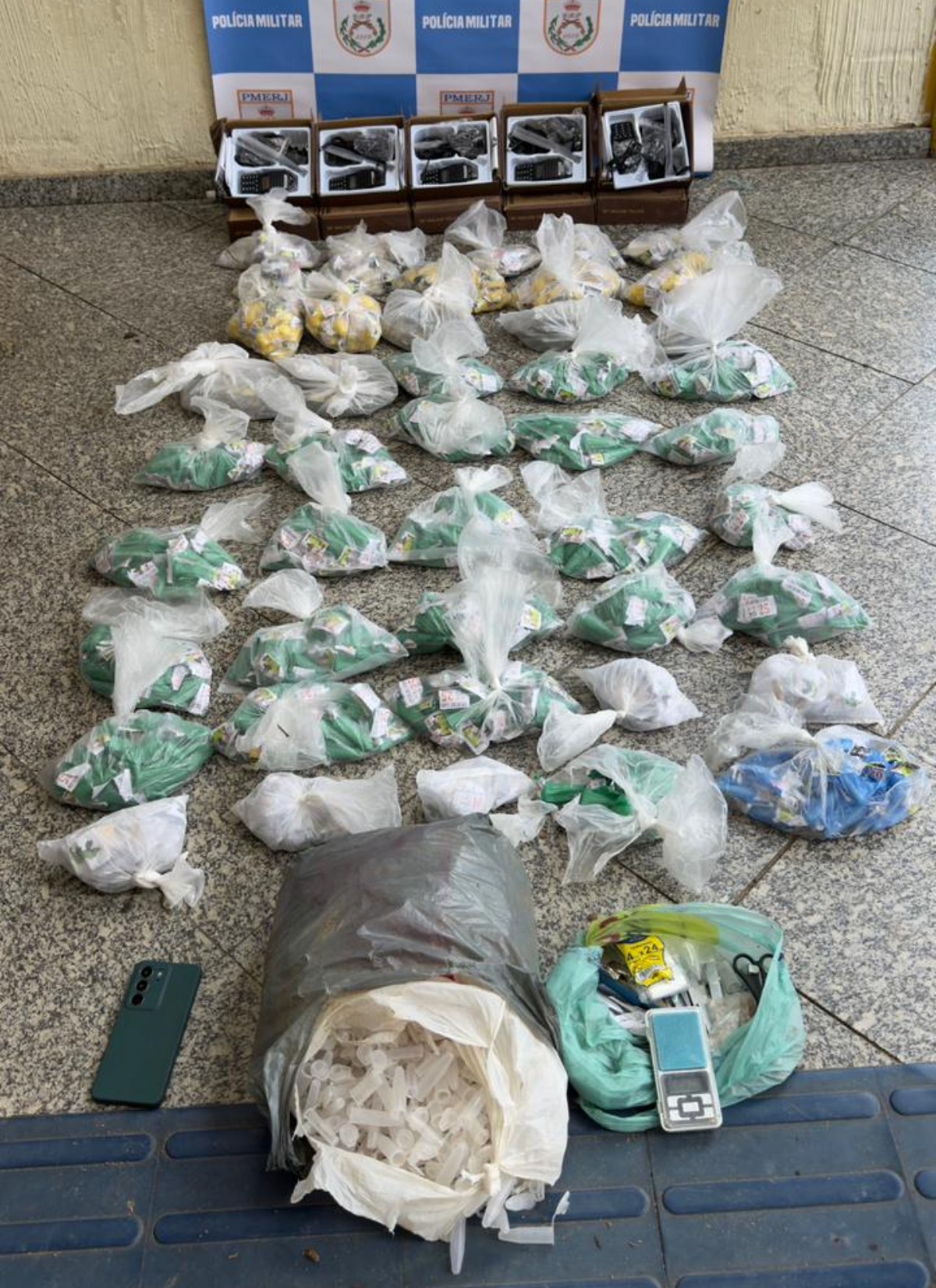 Enteado e padrasto são presos com quase 4 kg de drogas em Barra do Piraí