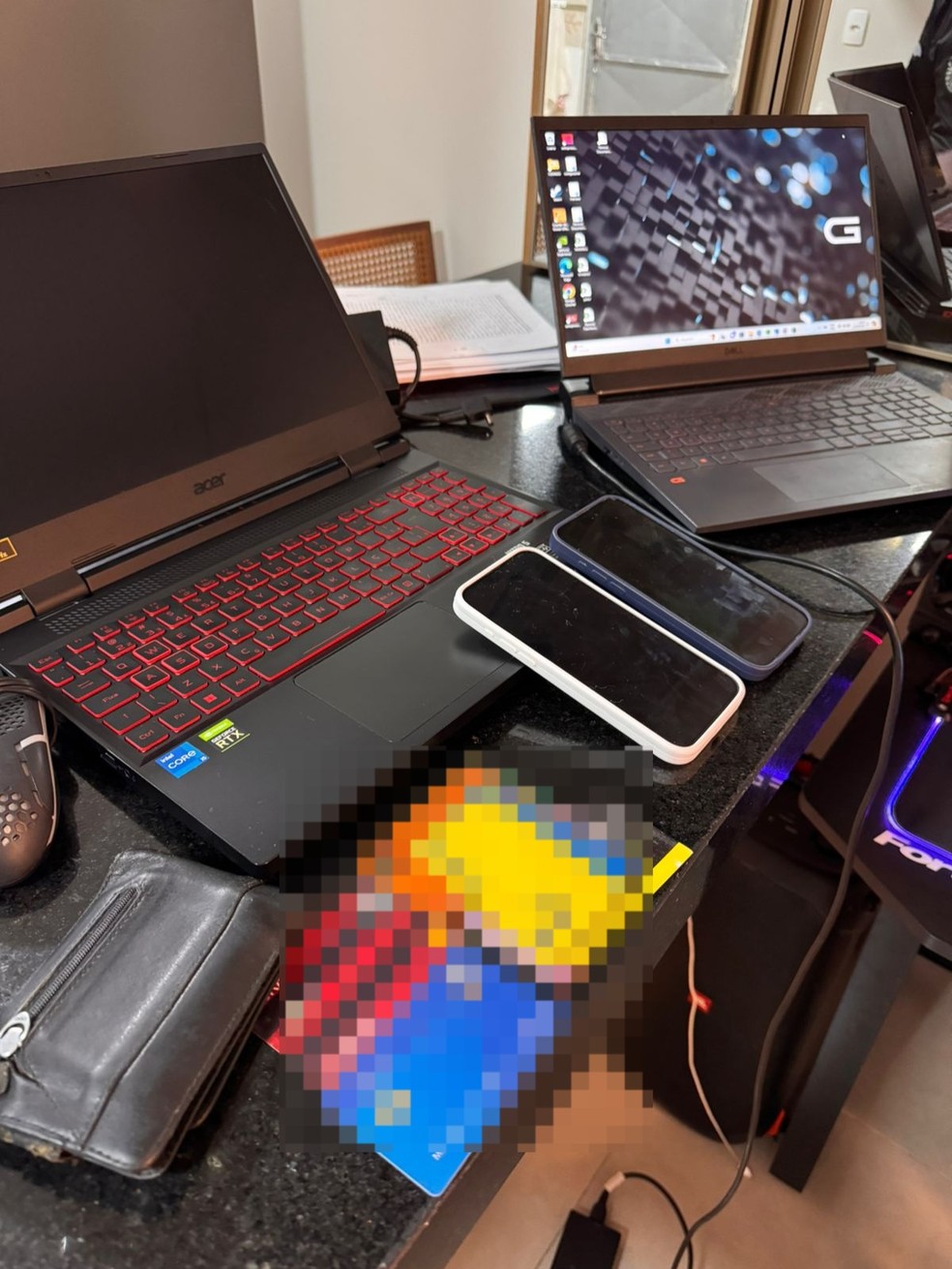 ´Dispositivos eletrônicos e cartões apreendidos em casa de homem suspeito de pirataria em Juiz de Fora — Foto: Polícia Civil/Divulgação