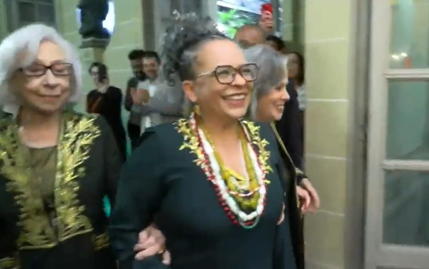 Ana Maria Gonçalves toma posse na ABL e se torna primeira mulher negra a ocupar cadeira na instituição