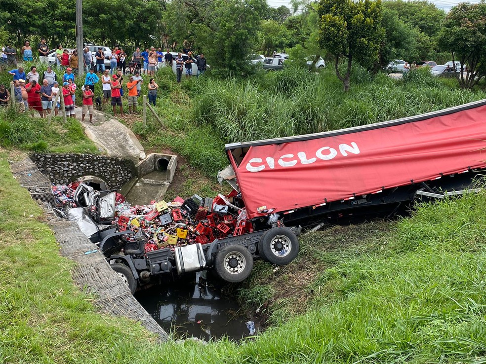 Caminhoneiro morre e outras cinco pessoas ficam feridas em acidente na Dutra, em São José dos Campos — Foto: Laurene Santos/TV Vanguarda