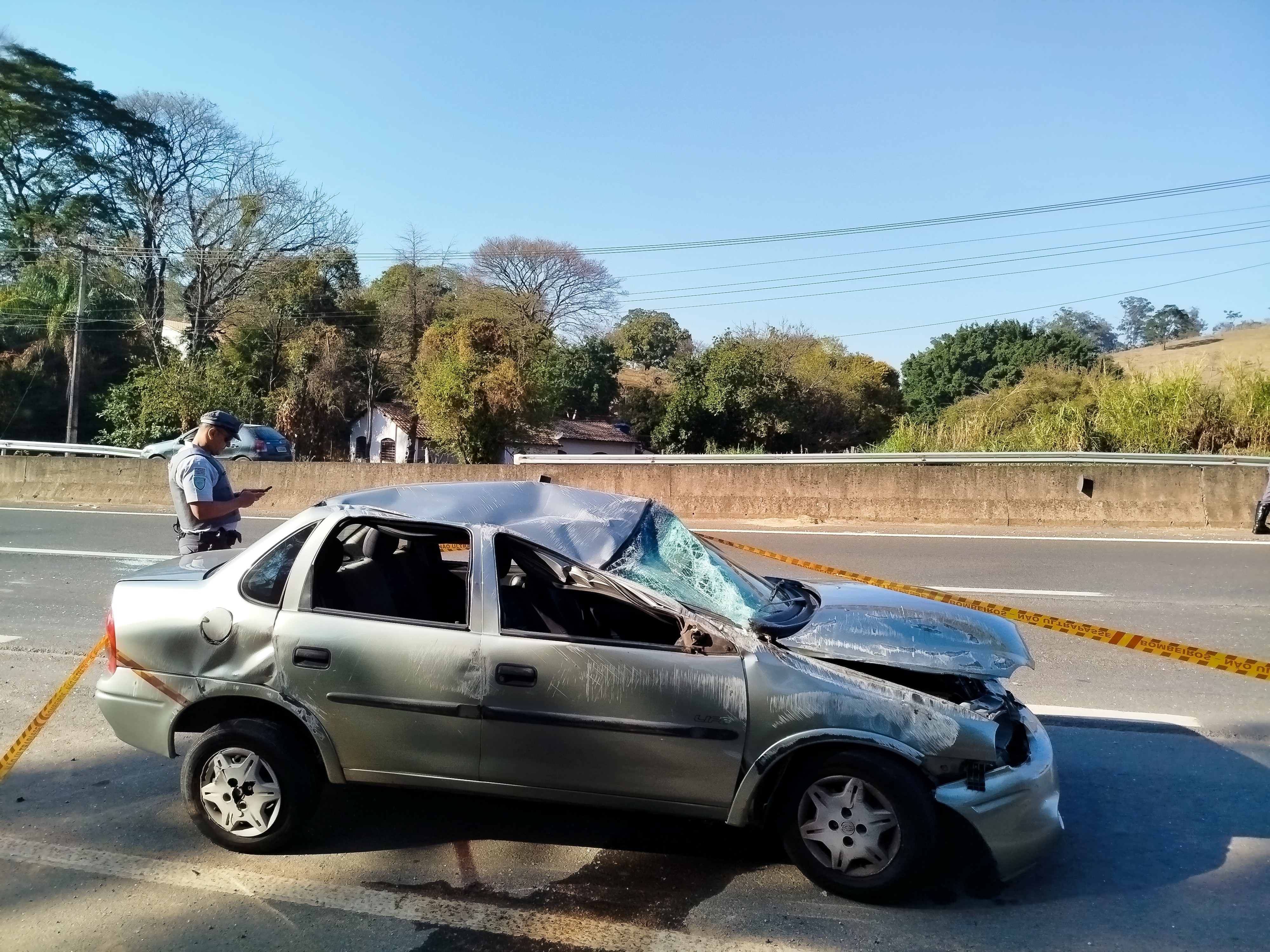 Motorista fica ferido após perder controle e capotar carro em rodovia de Amparo; veja imagens