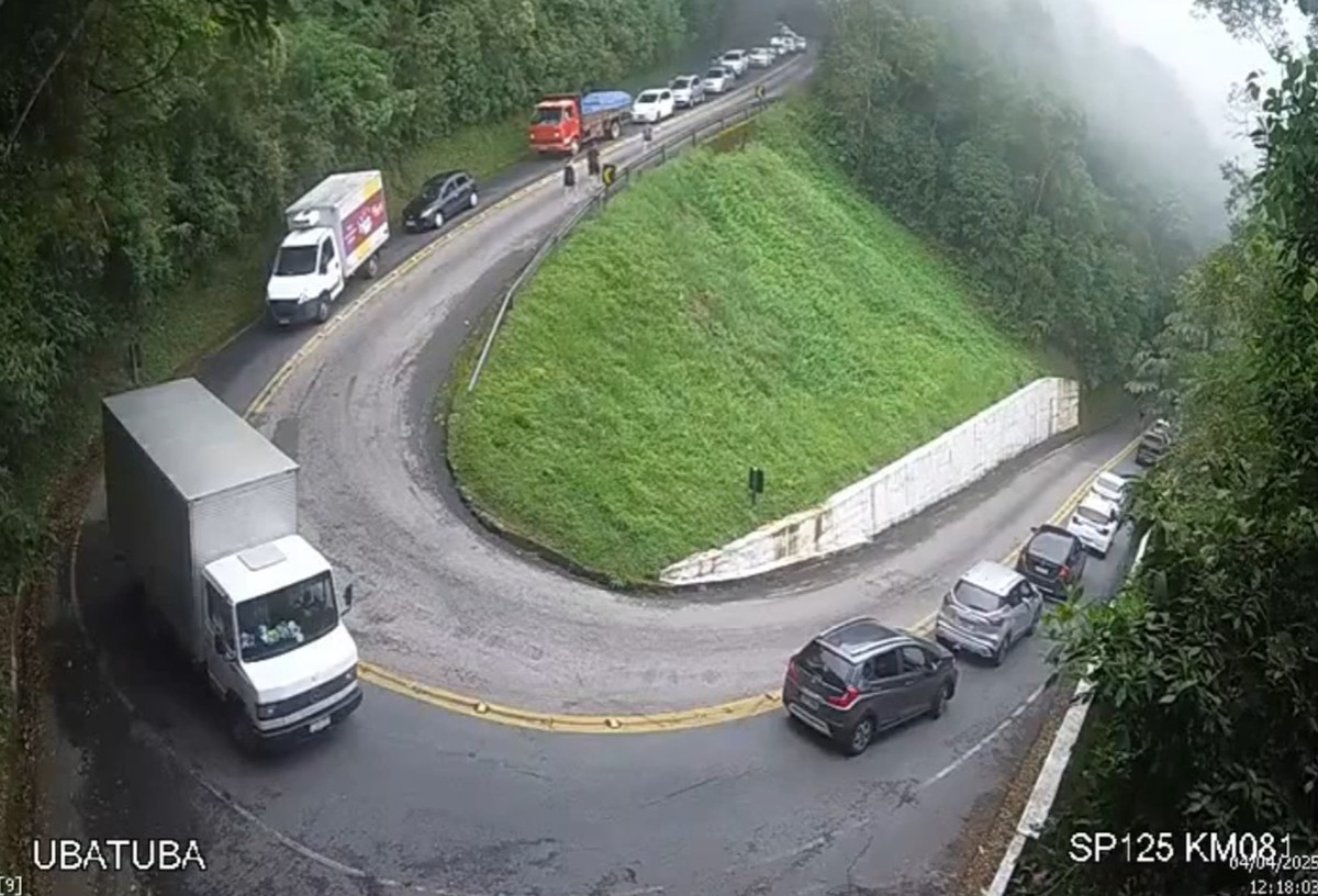 Trecho de serra da rodovia Oswaldo Cruz é interditada, em Ubatuba