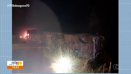 Motorista fica gravemente ferido após caminhão capotar na BR-010