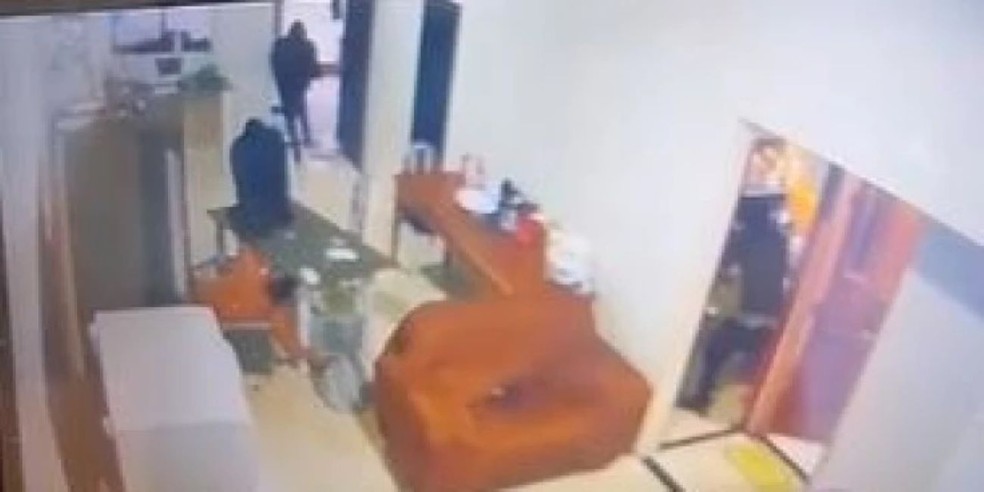 Três homens invadiram a residência e travaram luta corporal com a vítima antes dos disparos. — Foto: Reprodução