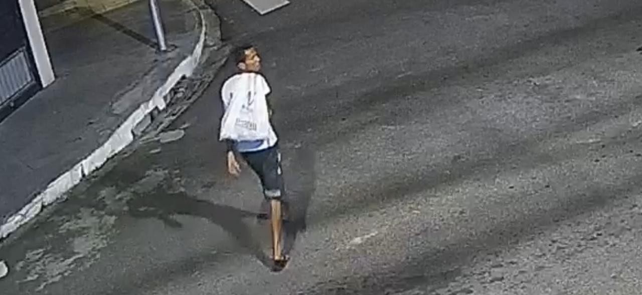Polícia divulga imagem de suspeito de assassinar homem no Farol, em Maceió; VÍDEO