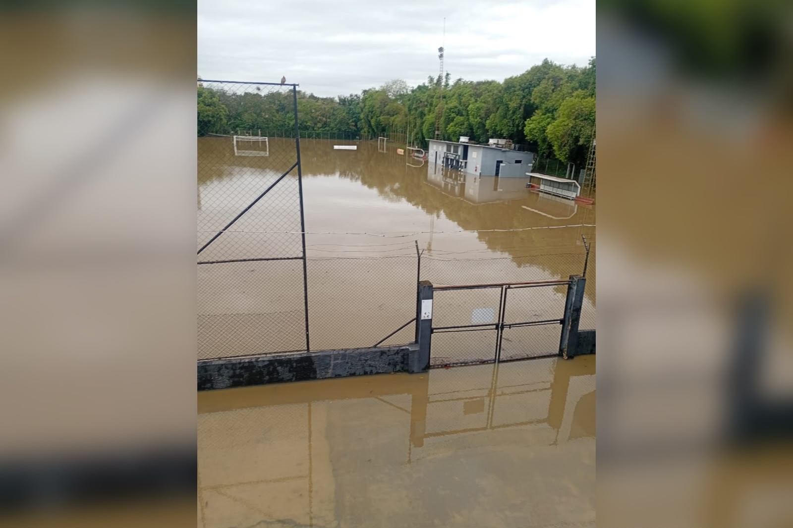 Nível do Rio Tietê sobe após fortes chuvas e alaga campo de futebol e ruas em Tietê