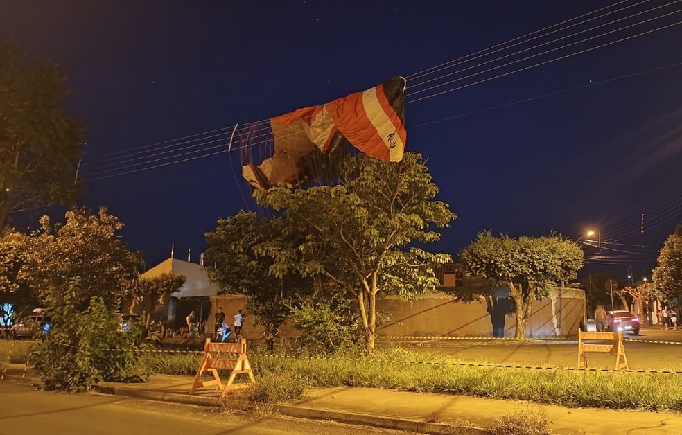 Vela do paramotor ficou presa na rede el&eacute;trica ap&oacute;s o pouso em Ilha Solteira &mdash; Foto: Divulga&ccedil;&atilde;o