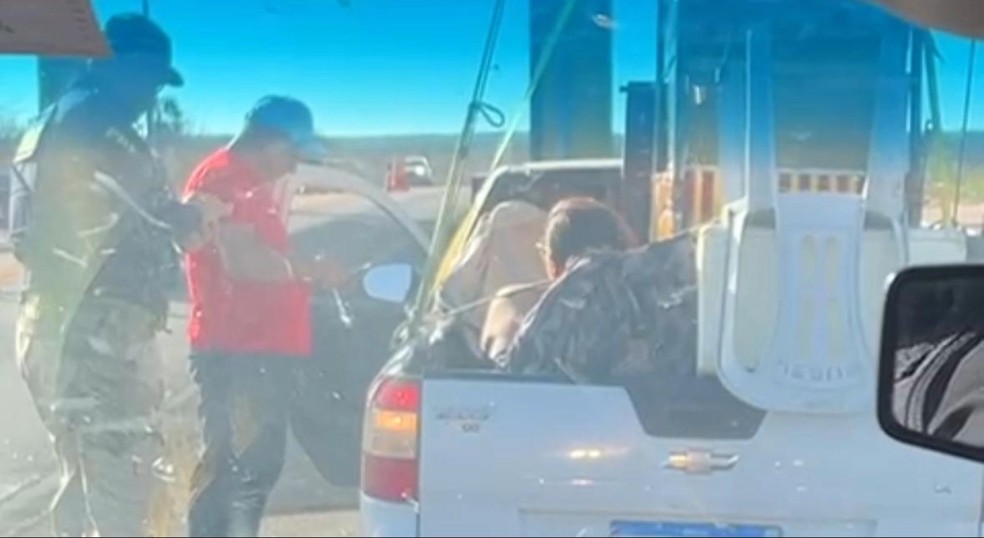 Passageiras são flagradas escondidas sob cobertores em carroceria na BR-304 — Foto: PRF/Cedida