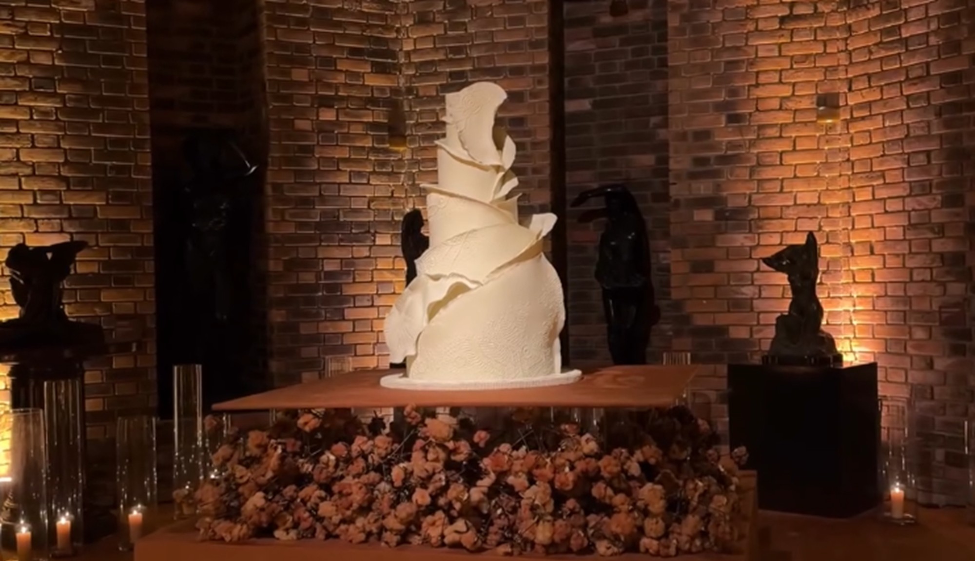 Casamento de Juliette e Kaique Cerveny tem convite de argila, doces inspirados na terra e decoração de algodão; veja roteiro e curiosidades