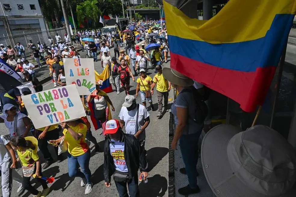Sindicatos foram às ruas defender a reforma trabalhista na Colômbia — Foto: JOAQUIN SARMIENTO/AFP via Getty Images