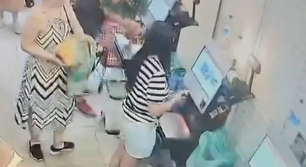 Mulher usou código de barra previamente recortado no terminal de autoatendimento — Foto: Reprodução