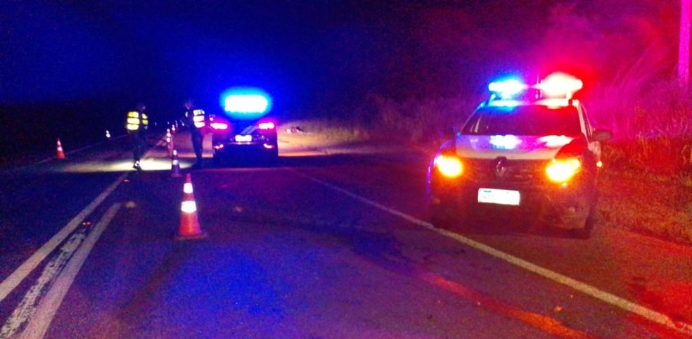 O condutor da moto invadiu a pista contrria e bateu de frente com o carro.  Foto: Polcia Civil de Mato Grosso