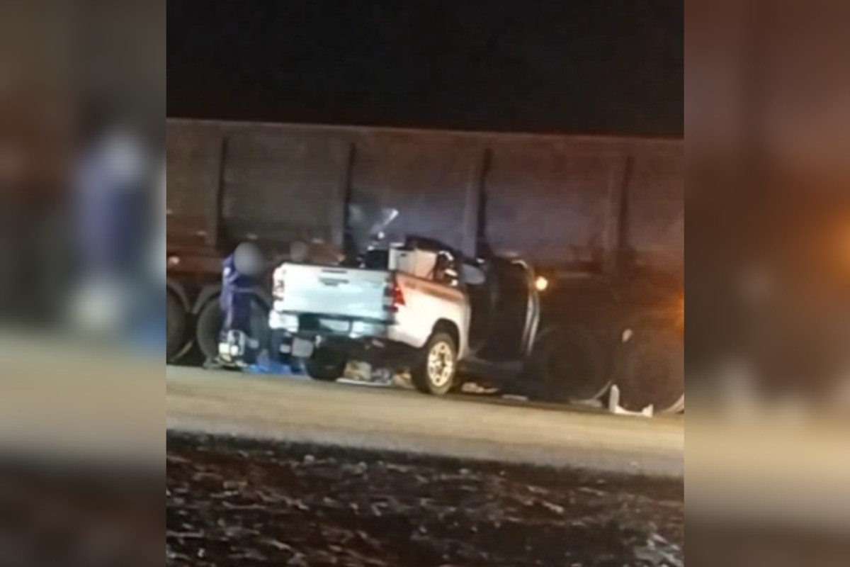 Motorista é socorrido após acidente entre caminhonete e carreta bitrem em rodovia de Angatuba