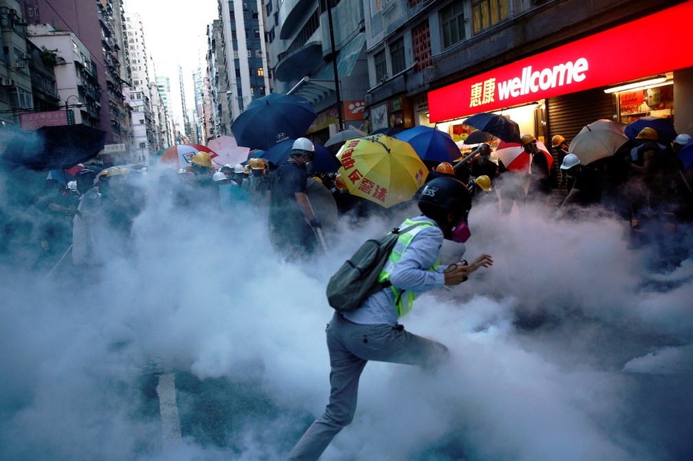 Manifestantes entram em confronto com a polícia durante novos protestos perto do escritório de representação da China, em Hong Kong — Foto: Edgar Su/Reuters