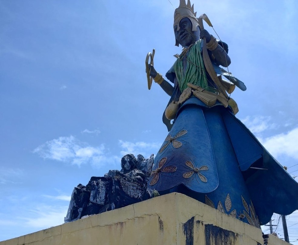 Escultura de Mãe Stella e Oxóssi foi incendiada em Salvador — Foto: Reprodução/Redes Sociais