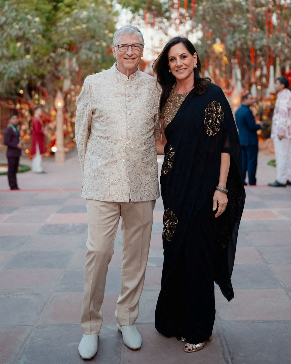 Bill Gates e Paula Hurd posam para foto durante as celebrações pré-casamento de Anant e Radhika Merchant, em Jamnagar, Gujarat, Índia — Foto: Reliance Industries/Handout via REUTERS