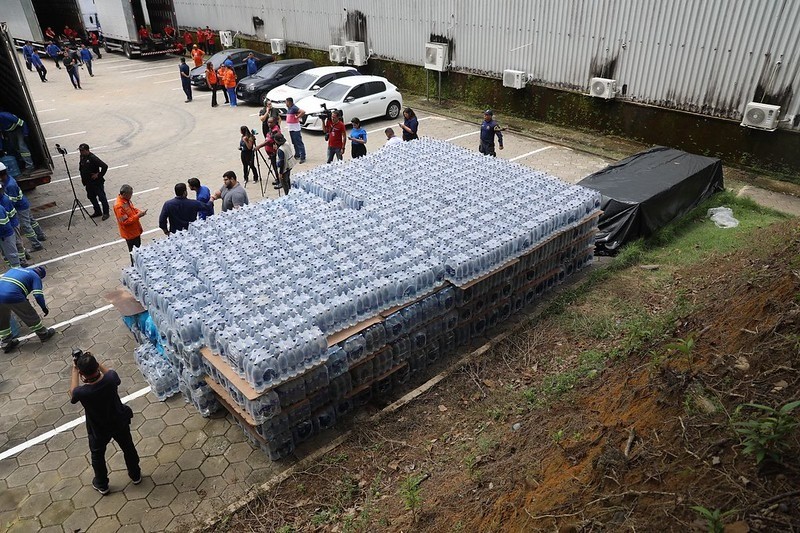 Manaus monta operação de ajuda humanitária e deve enviar 70 mil litros de água potável ao RS, diz prefeitura