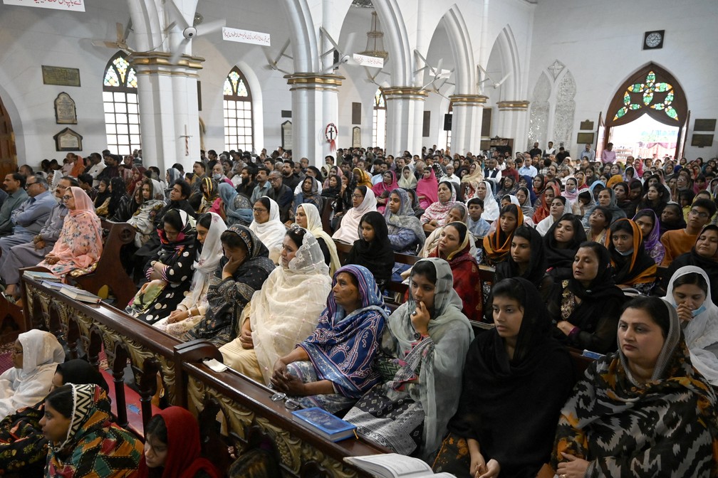 Cristãos participam de um culto de Sexta-feira Santa na Catedral de São João, em Peshawar, Paquistão, em 29 de março de 2024 — Foto: Abdul Majeed/AFP