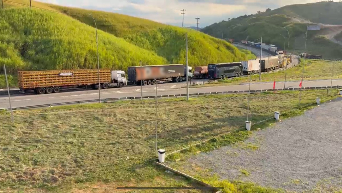 Via Dutra tem sentido SP liberado 3h após explosão de carreta; duas pessoas morreram