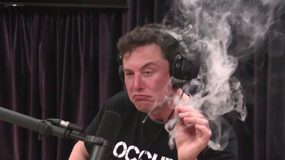 Elon Musk fumou cigarro de maconha durante entrevista ao podcast do comentarista de Joe Rogan, em setembro de 2018 — Foto: Reprodução/YouTube