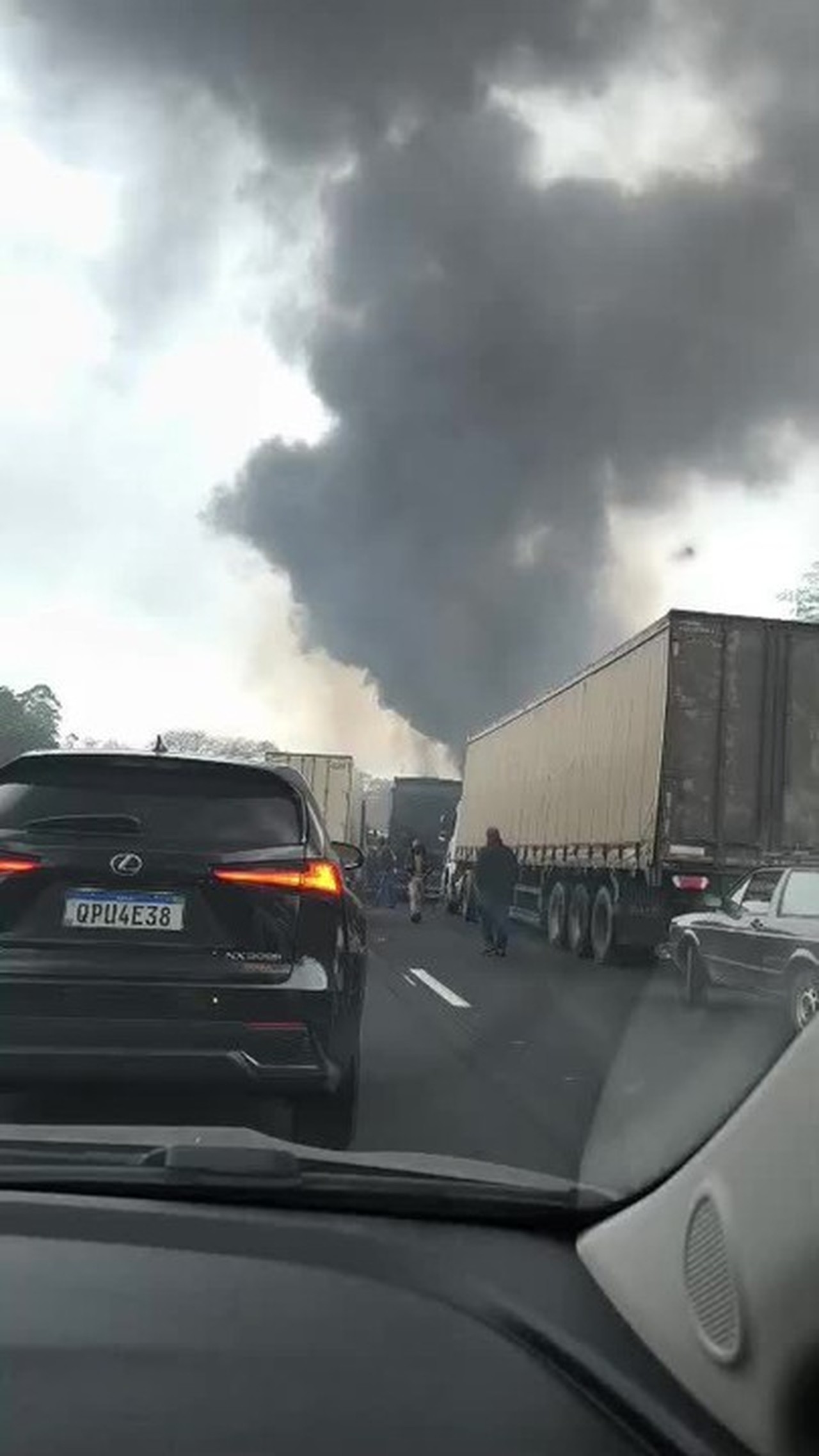 Caminhão tomba e interdita Rodovia Anhanguera, em SP