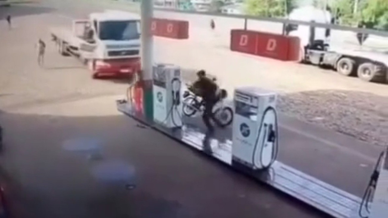Caminhão invade posto de combustível, destrói motocicleta e quase atinge homem em SC; VÍDEO