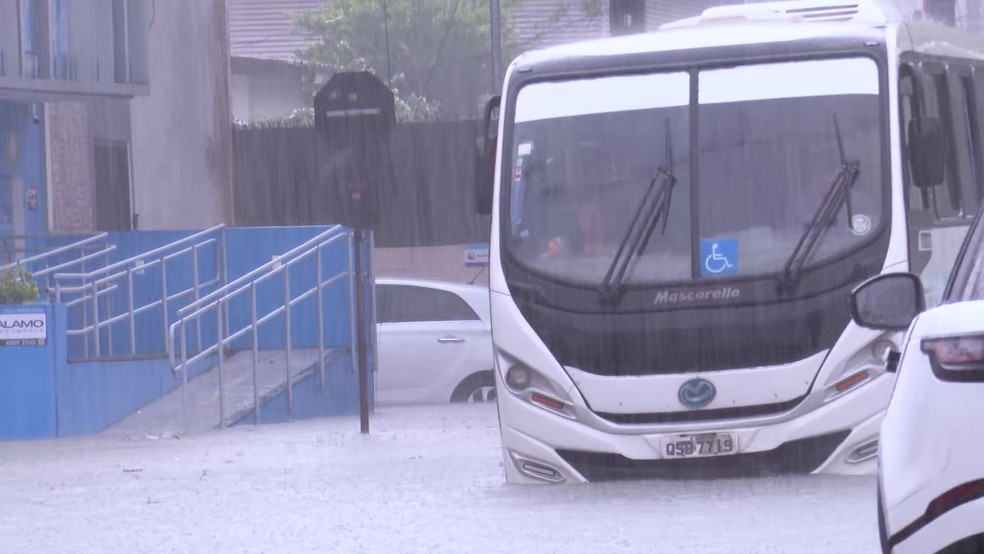 Transtornos provocados pelas chuvas em Joo Pessoa  Foto: Reproduo/TV Cabo Branco