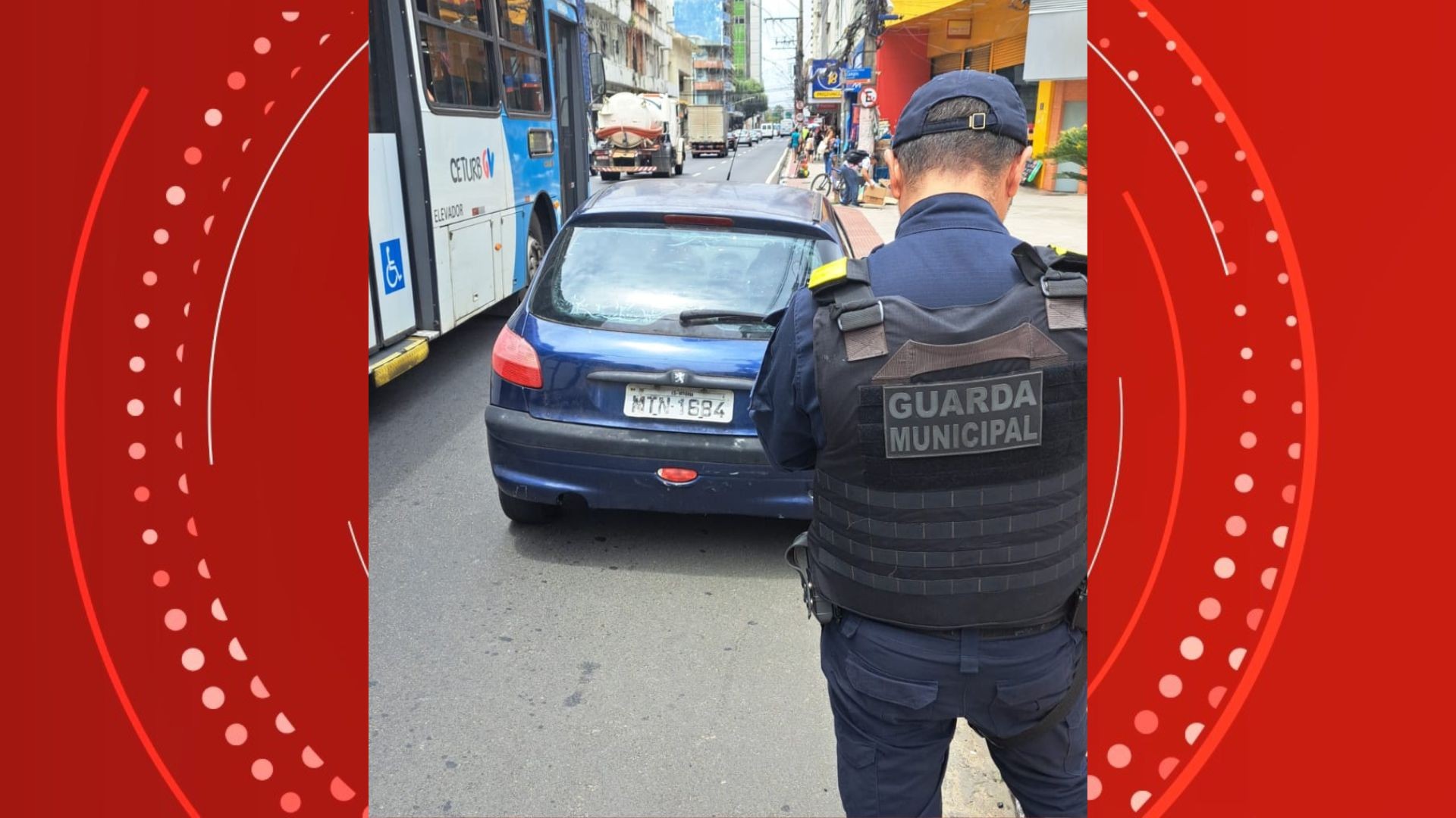 Carro com placa pintada à mão é flagrado por agentes de trânsito e motorista é autuado em Vitória