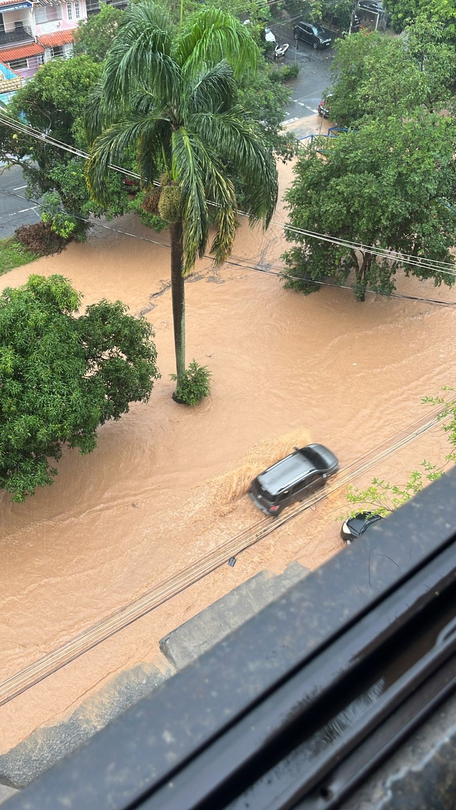 VÍDEO: Chuva causa alagamentos e queda de muro em Volta Redonda
