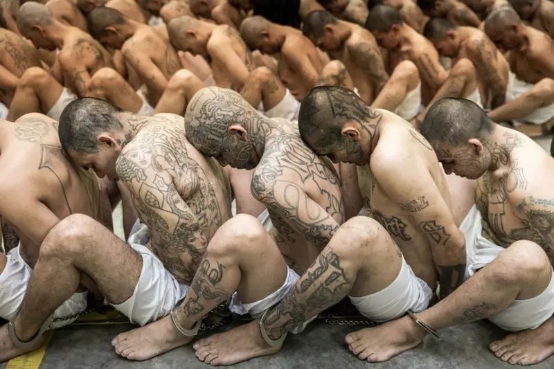 O julgamento coletivo em El Salvador que reúne centenas de acusados de integrar a gangue MS-13