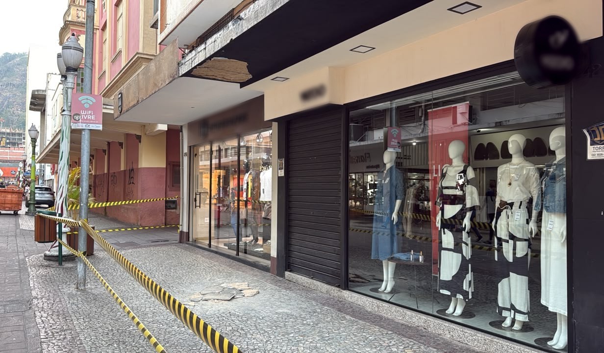 Lojas são interditadas após queda de parte de marquise no Centro de Juiz de Fora