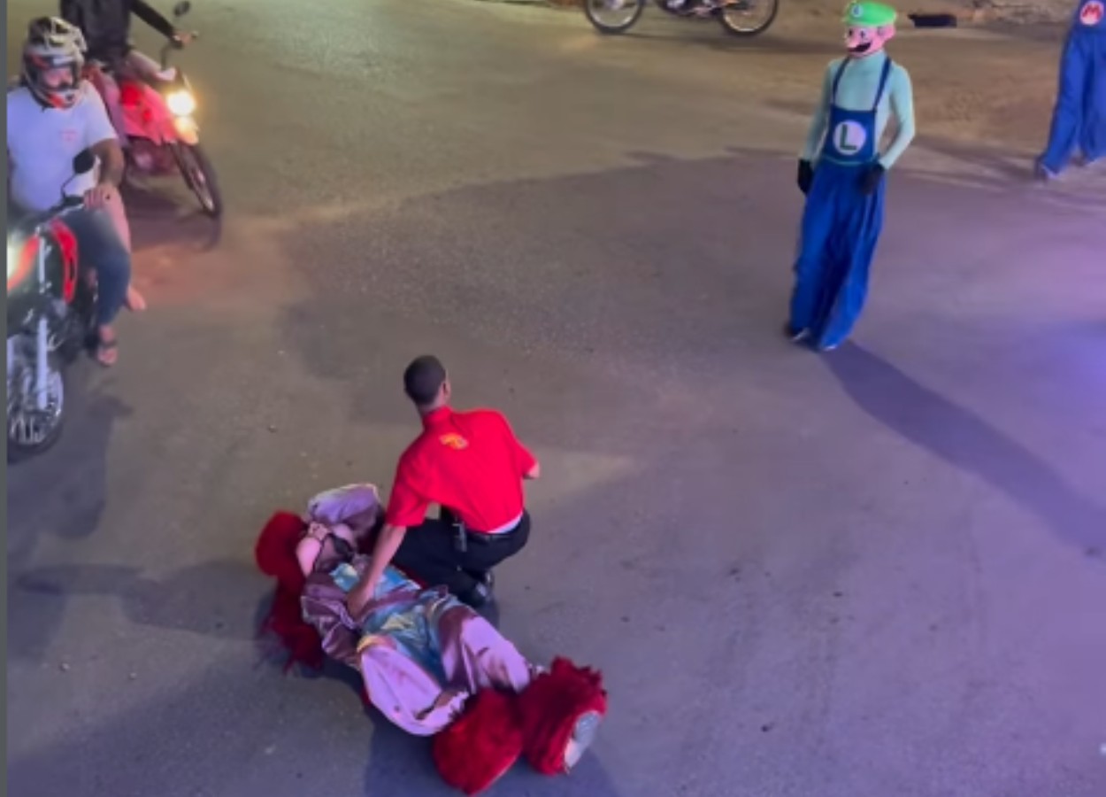 'Fofão' cai de carreta após tentar fazer acrobacia em Caruaru; VÍDEO