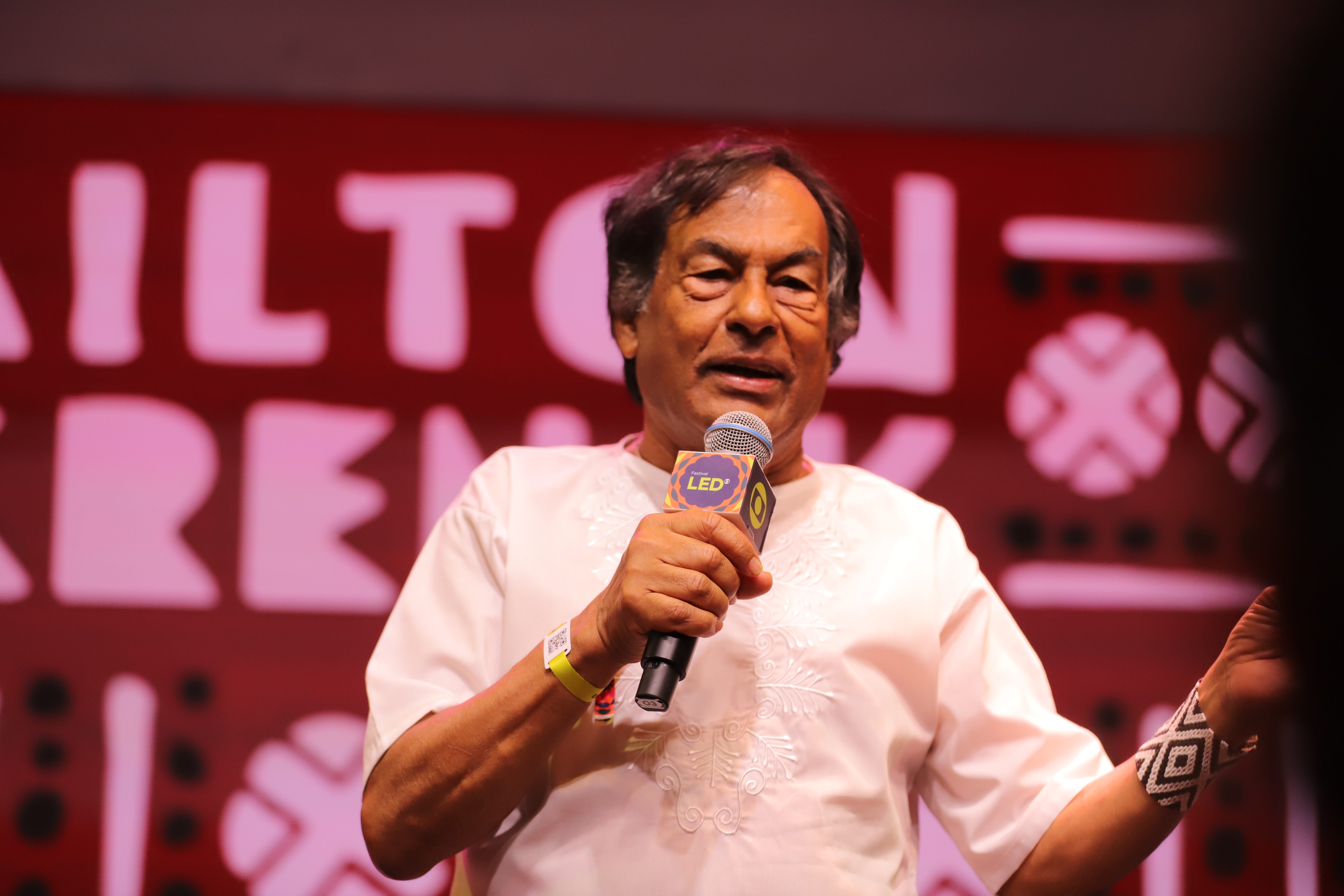 ‘Tela não devia entrar em sala de aula’, diz Krenak no Festival LED