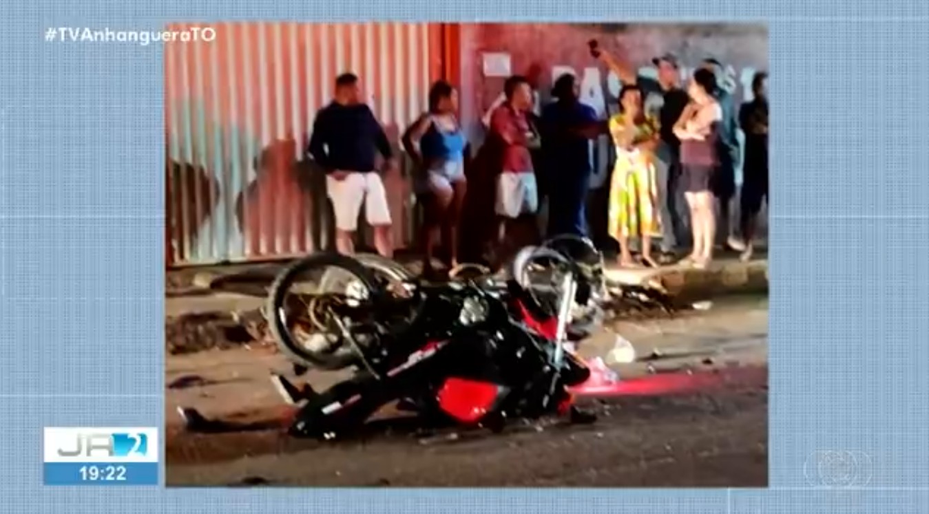 Mulher morre e dois homens ficam feridos após batida entre motos