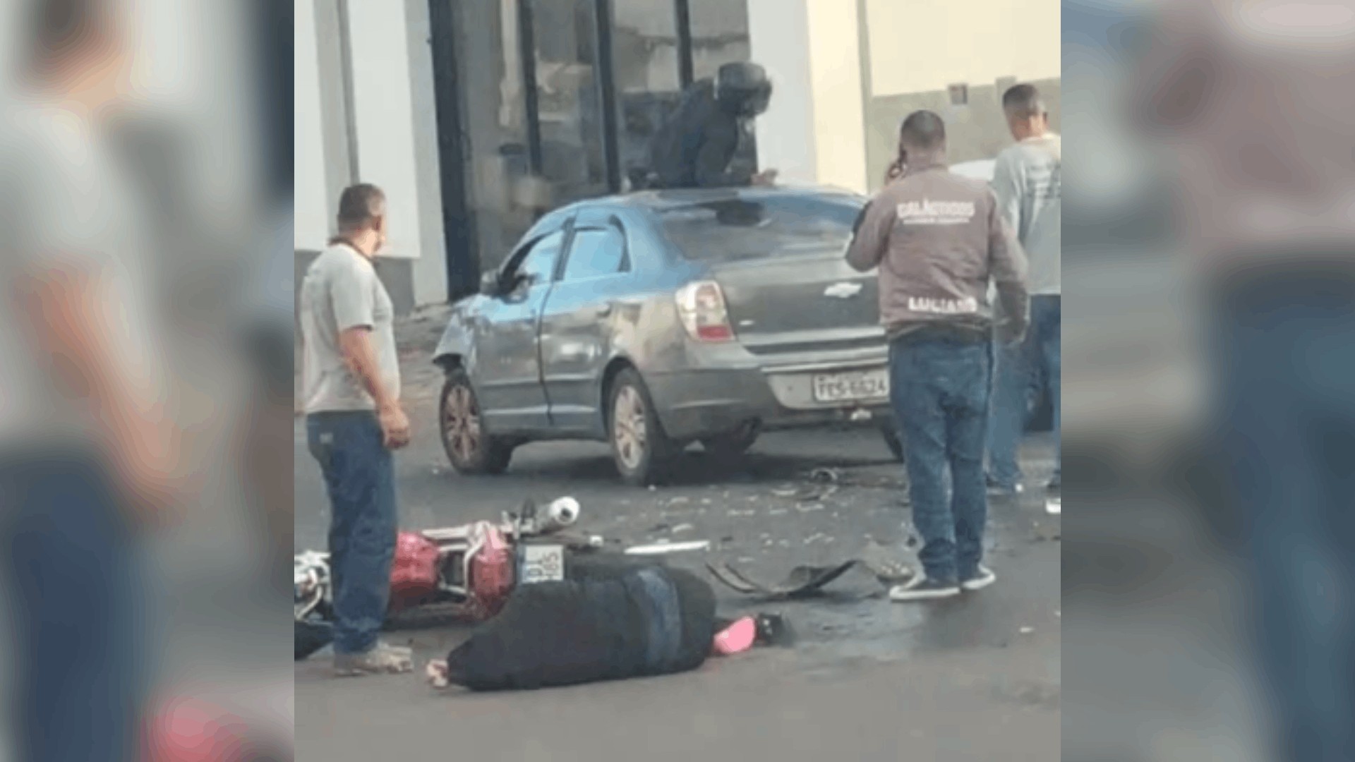 Motociclista é arremessado e vai parar no teto de carro após acidente em Botucatu 
