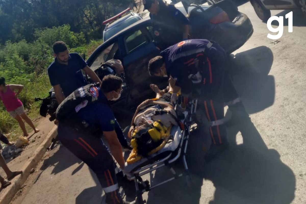 Motorista sofre convulsão, perde controle de carro, bate em caminhonete e derruba poste em MT; vídeo