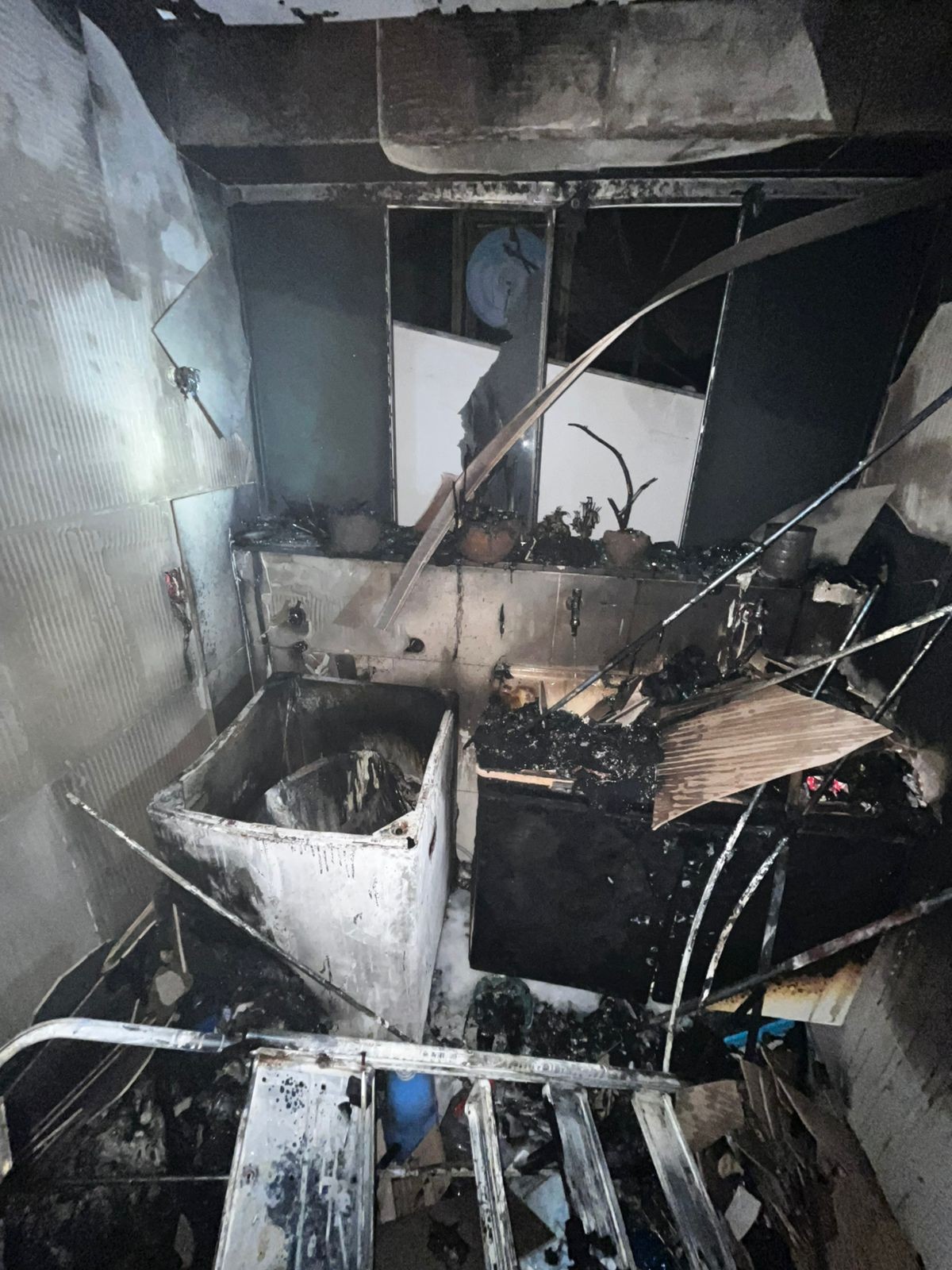 Prédio é evacuado após incêndio em lavanderia de apartamento no Centro de Divinópolis