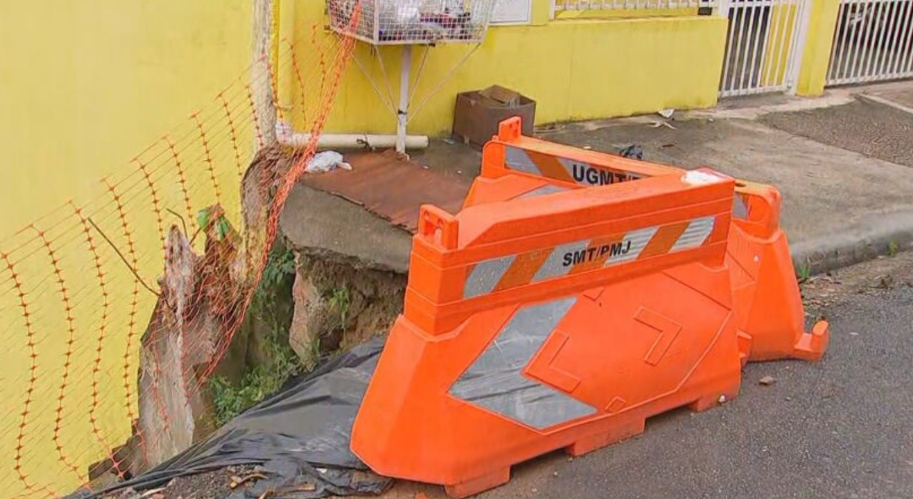 Trecho de rua onde calçada afundou continua interditado oito meses depois em Jundiaí