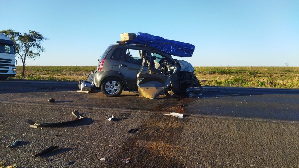 Homem morre e duas pessoas ficam feridas após batida entre carros no oeste da Bahia — Foto: Corpo de Bombeiros